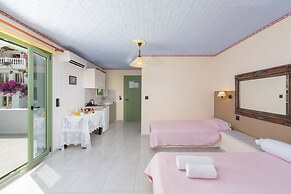 2 Bed Apartment - Sleeps 8 - Pool, Patio, Views