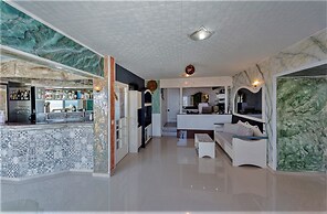 2 Bed Apartment - Sleeps 8 - Pool, Patio, Views