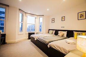 Surbiton Luxury Garden House 19