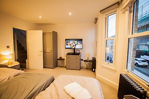 Surbiton Luxury Garden House 19