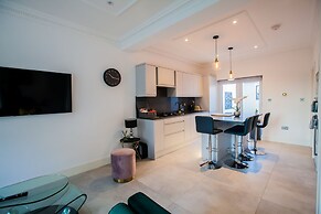 Surbiton Luxury Garden House 19