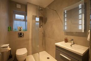 Surbiton Luxury Garden House 19
