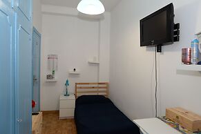 Room-single Room in Cozy and Comfortable