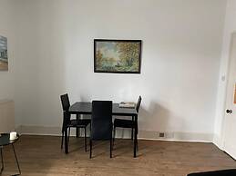 Apartment - Sleeps2 - City Centre - Parking - Yard