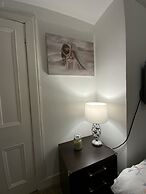Apartment - Sleeps2 - City Centre - Parking - Yard