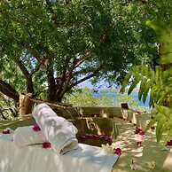 Rock and Sea Bubble Lodges