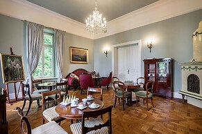 Manowce Palace