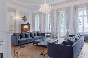 Manowce Palace