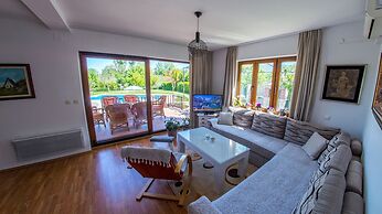 Frida Luxury Beachfront Villa
