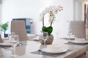 2BR on Palm Jumeirah With Beach and Complimentary Golf