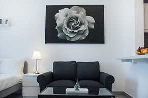 Luxe Studio Near Discovery Gardens Metro Station