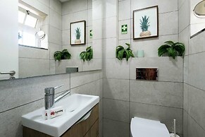 Sesimbra Stylish Villa by Homing