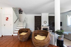 Sesimbra Stylish Villa by Homing