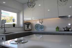 Sesimbra Stylish Villa by Homing