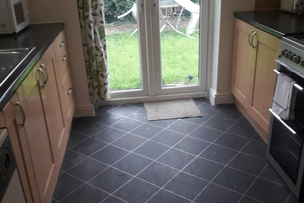 Homely 4-bed House in Manchester