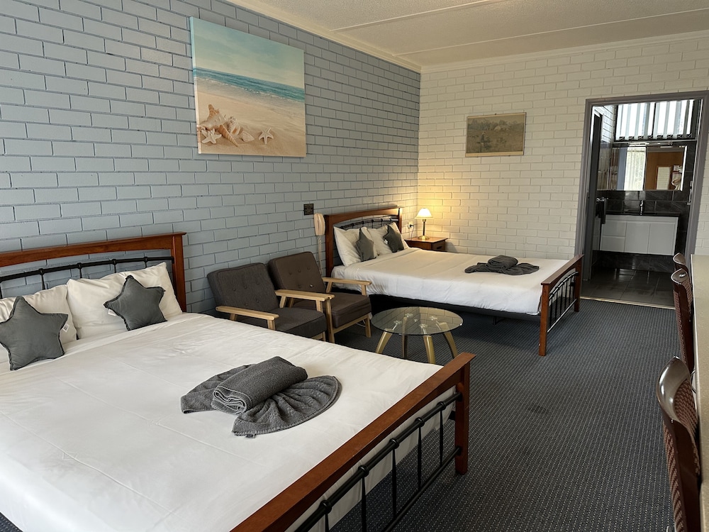 Statesman Motor Inn