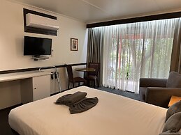 Statesman Motor Inn