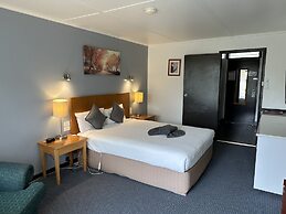 Statesman Motor Inn