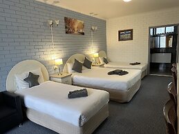 Statesman Motor Inn