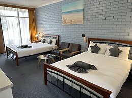 Statesman Motor Inn