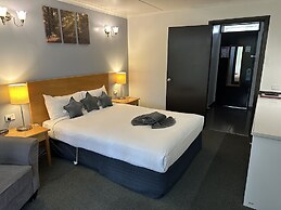 Statesman Motor Inn