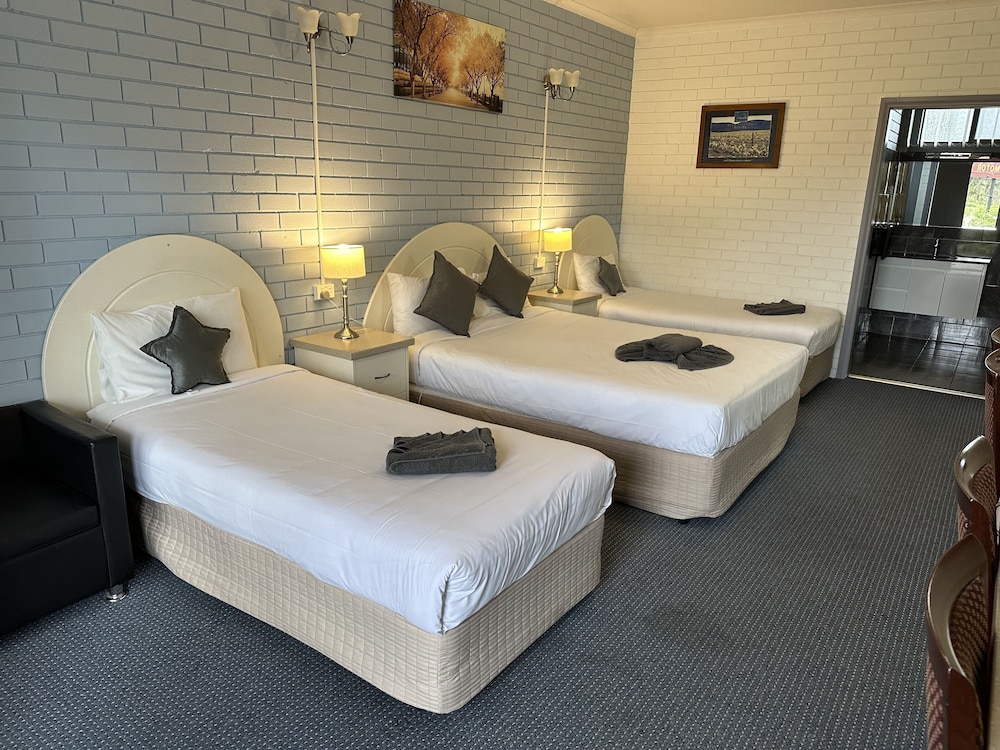 Statesman Motor Inn