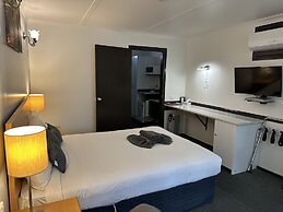 Statesman Motor Inn