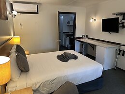 Statesman Motor Inn