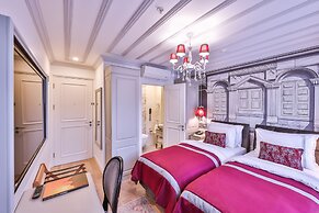 9 Doors Hotel
