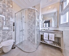 9 Doors Hotel