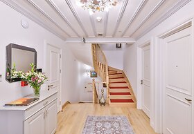 9 Doors Hotel