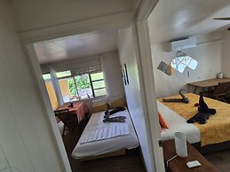 Moana Breeze Eco Lodge