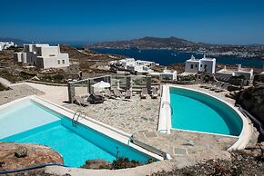 Elegant villa with ocean views & 2 pools