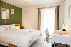 Elegant & Spacious  Apt. with Sea View