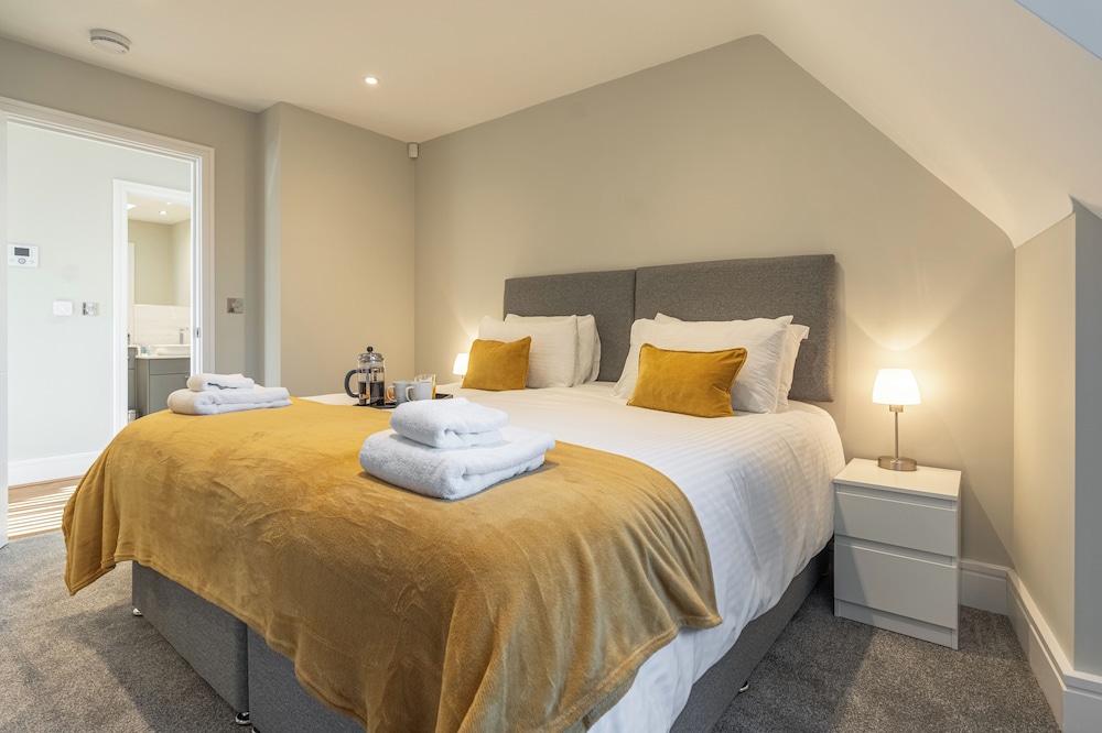 Celador Apartments - Bond House
