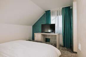Suru Hotel & Restaurant