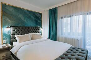 Suru Hotel & Restaurant