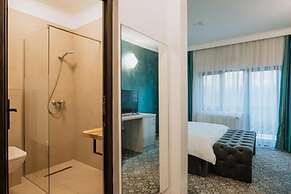 Suru Hotel & Restaurant