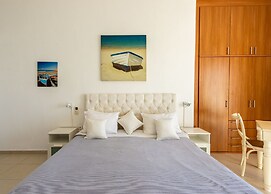 Maroulinas View Studios & Apartments
