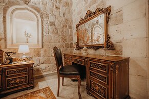 Serenus Cave Suites