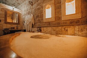 Serenus Cave Suites