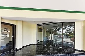 OYO 90445 Th Hotel