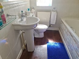 Stunning 4-bed House in Walsall