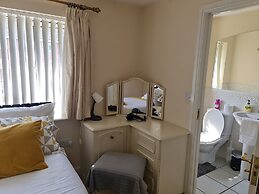 Stunning 4-bed House in Walsall