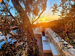 Villasleeps10-garden-freeparking-pool-ac