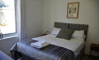 Villasleeps10-garden-freeparking-pool-ac