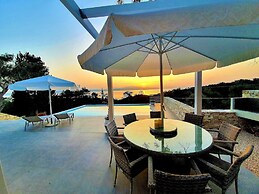 Villasleeps10-garden-freeparking-pool-ac