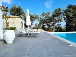Villasleeps10-garden-freeparking-pool-ac