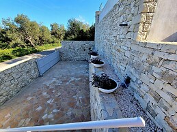 Villasleeps10-garden-freeparking-pool-ac
