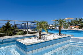 Charming Retro Studio With Shared Pool and View RU